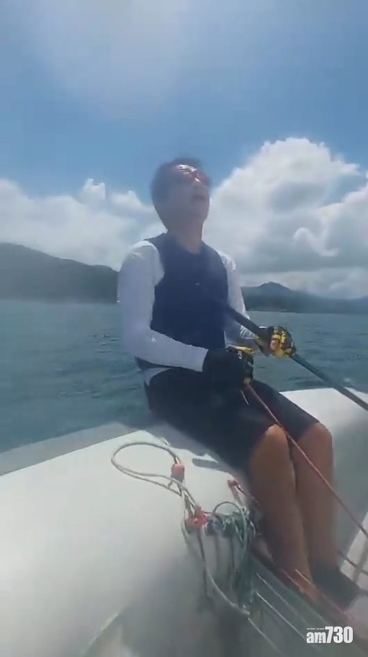 梁朝偉出海玩帆船,非常享受。