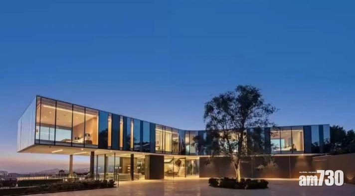 豪宅特色是全屋大部份以玻璃打造。