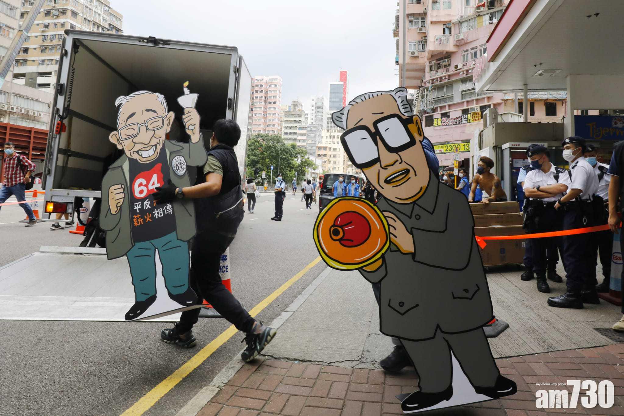 警員帶走大批證物。(林俊源攝)