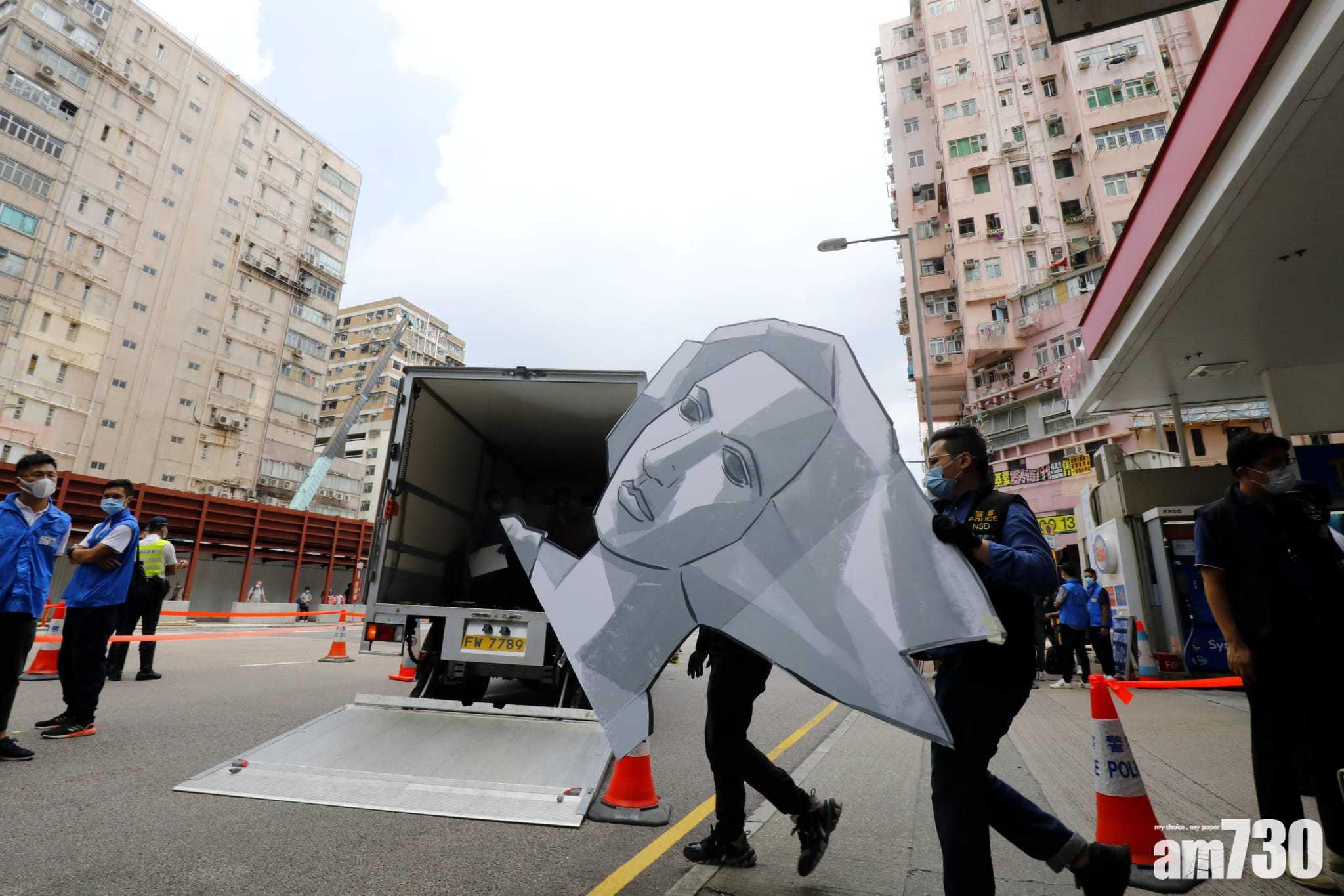 警員帶走民主女神像展板。(林俊源攝)