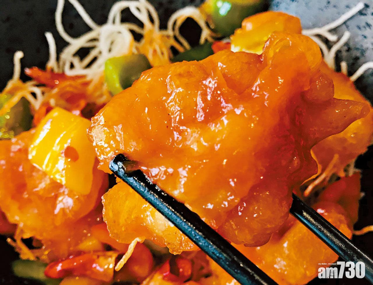 甜酸雞球為英式必備中菜,主廚將鮮嫩多汁的雞胸肉切成一口大小,沾上已調味的麵糊後炸成金黃色。而1908BC的甜酸醬以山楂作為酸味來源,並以洛神花調色,非常開胃!$90