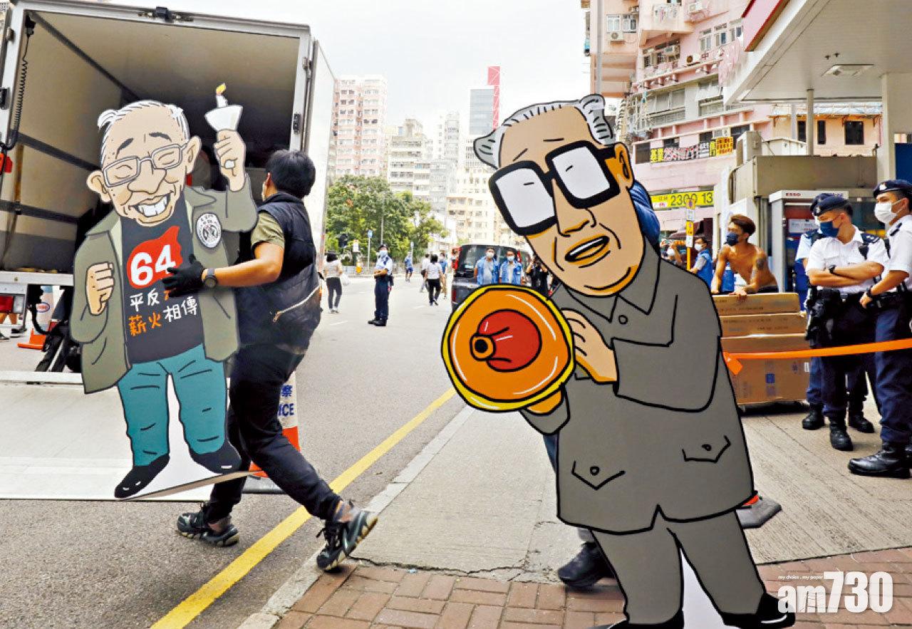 警方搬走多塊展板。(林俊源攝)