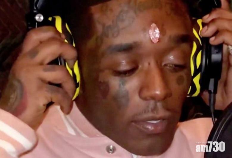 饒舌歌手Lil Uzi Vert把巨型粉紅鑽鑲在前額。(互聯網)