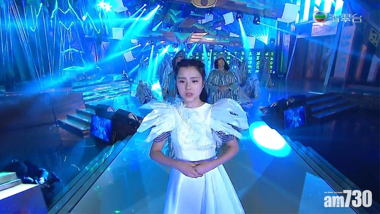 姚焯菲以白色女神LOOK登場,配合會場的「天使之城」。