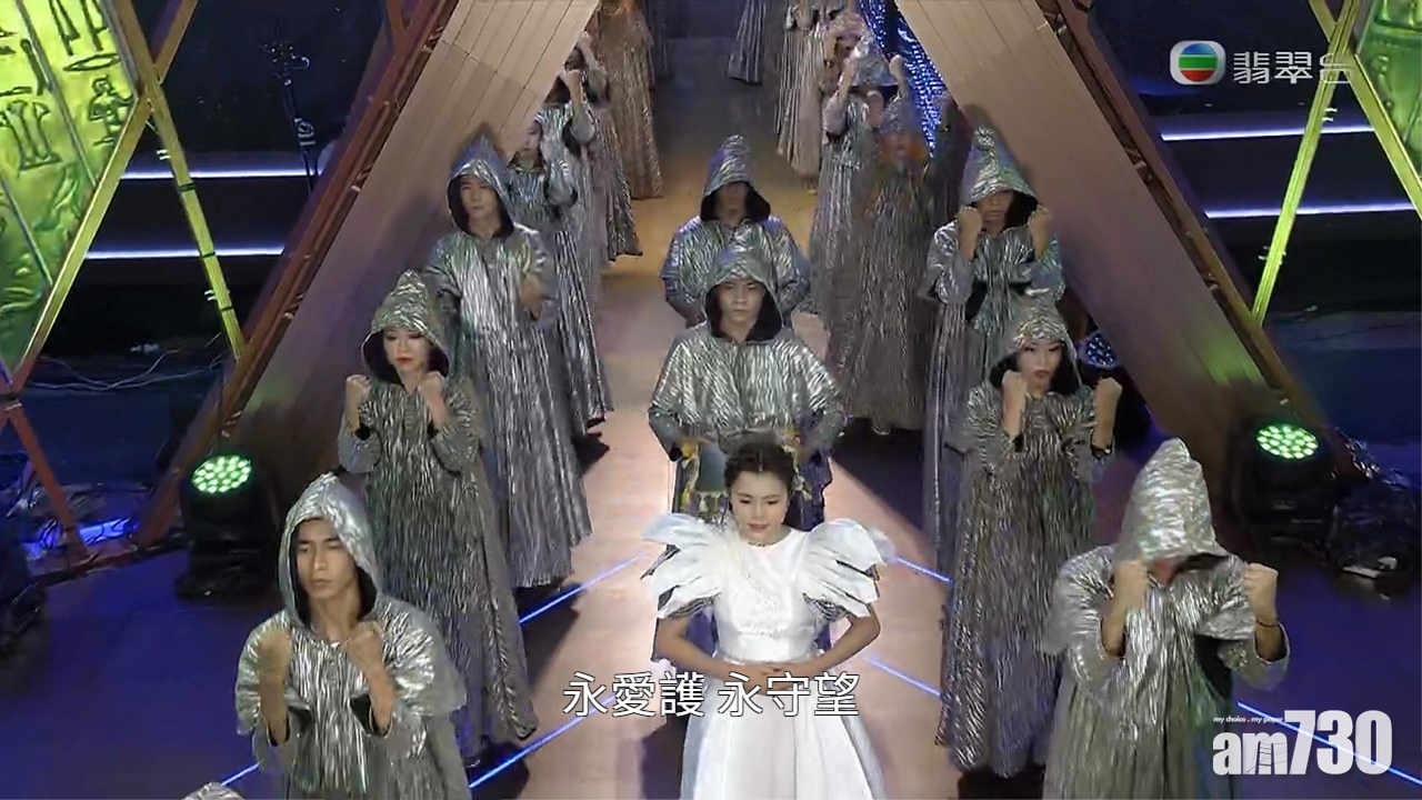 姚焯菲邊唱邊走出戶外的三角宮殿。