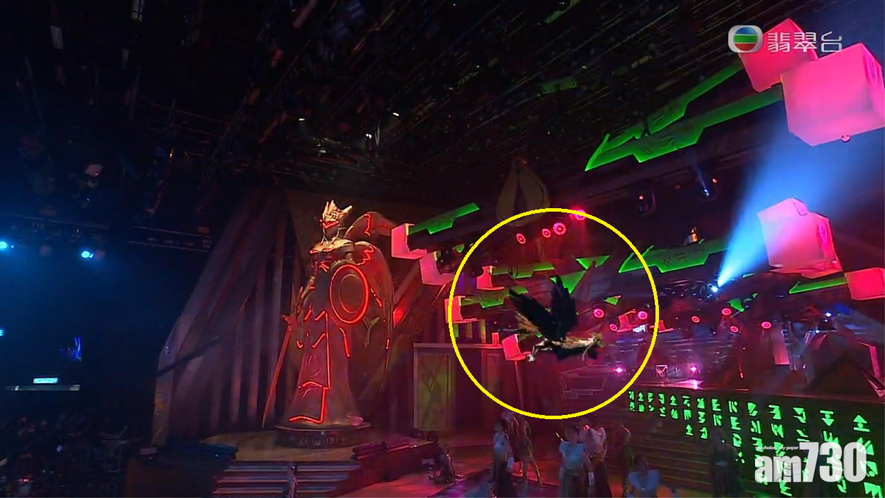 無綫加入CG特效,有疑似鳳凰飛入舞台。