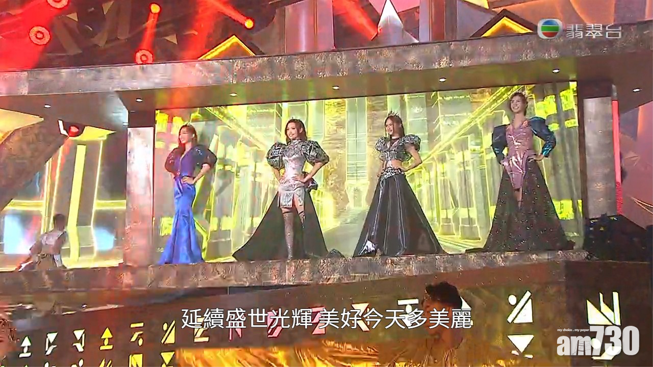 12強登上旋轉舞台。