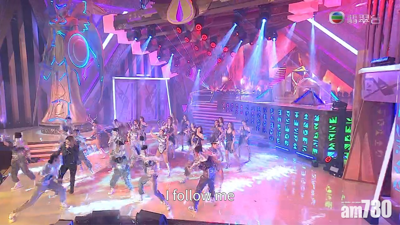 欣宜率領她們由戶外走入室內繼續表演。