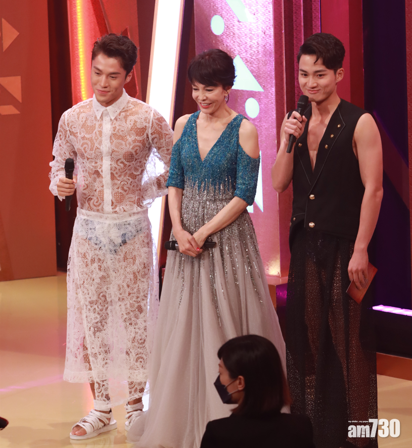 丁子朗與周嘉洛以透視裝配泳褲打扮示人。