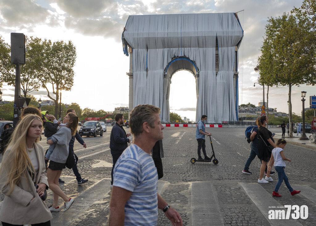 巴黎凱旋門被布覆蓋,有不一樣的感覺。(美聯社)