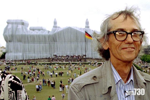 Christo 1995年用布包裹柏林國會大樓,吸引民眾視線。(資料圖片)