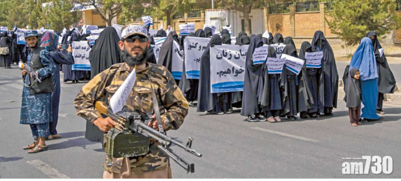 要求女性享同等權利的示威消失,上周六只見遮蓋全身的婦女遊行支持塔利班。(美聯社)