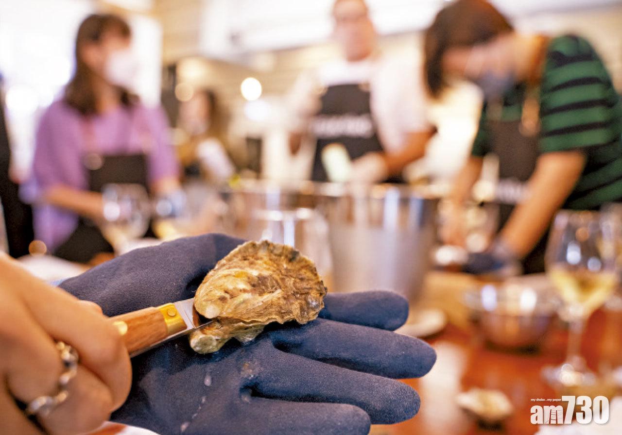 每人在課堂上可練習打開3隻石蠔,另備一打可選擇即場開或帶回家享用。舌頭首先品嘗到蠔水,鹹鮮度超高,繼而是礦物及鮮甜氣息,再配一啖清爽白酒,鮮味於鼻腔即時幾何級提升。