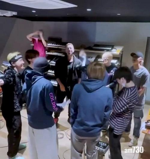 Coldplay於社交網發放與BTS合唱片段。