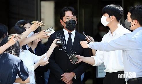 河正宇離開法院時表示,深切反省自己過失。