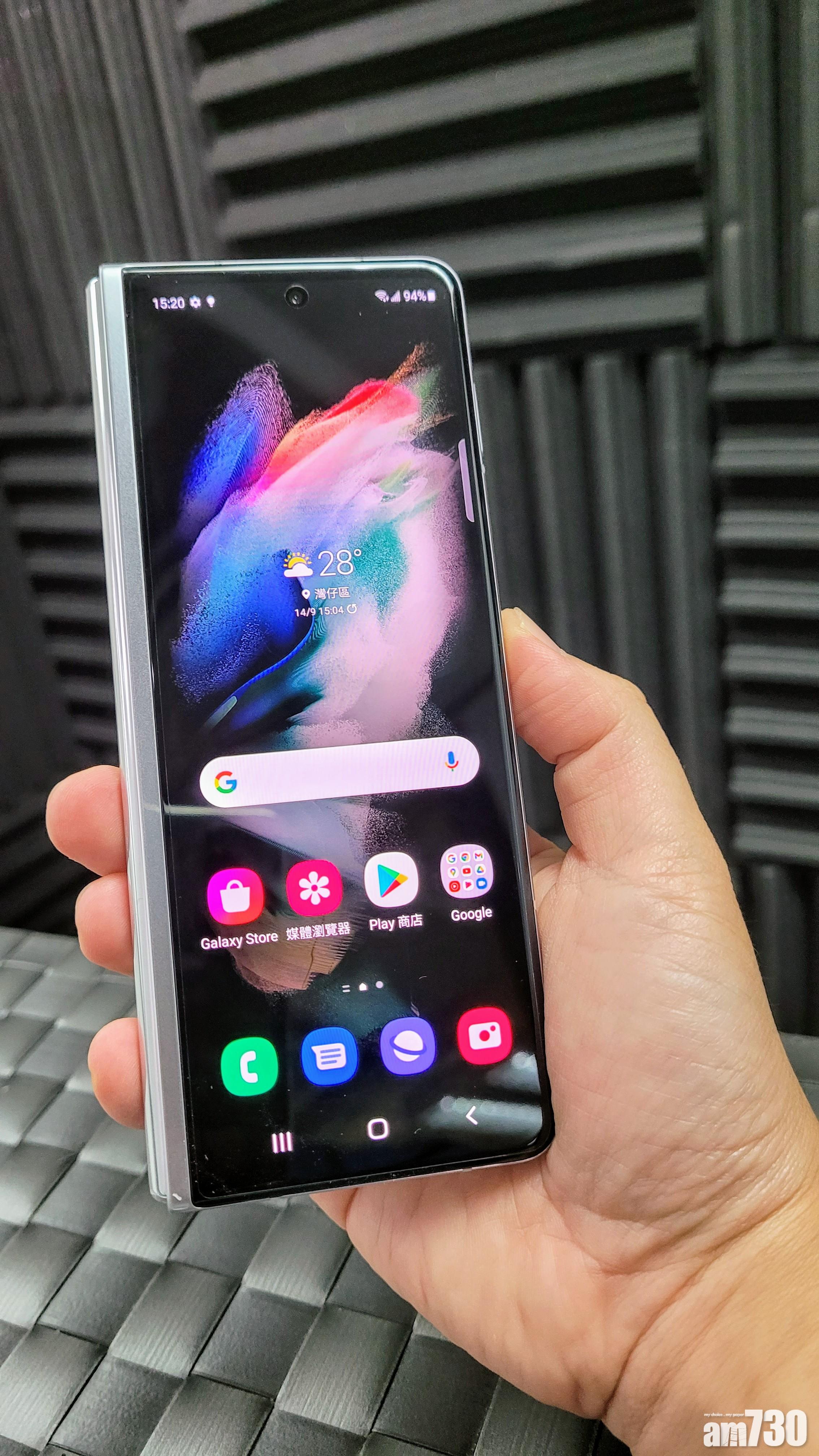 Fold3外屏為6.2吋HD+ AMOLED。(廖俊斌攝)
