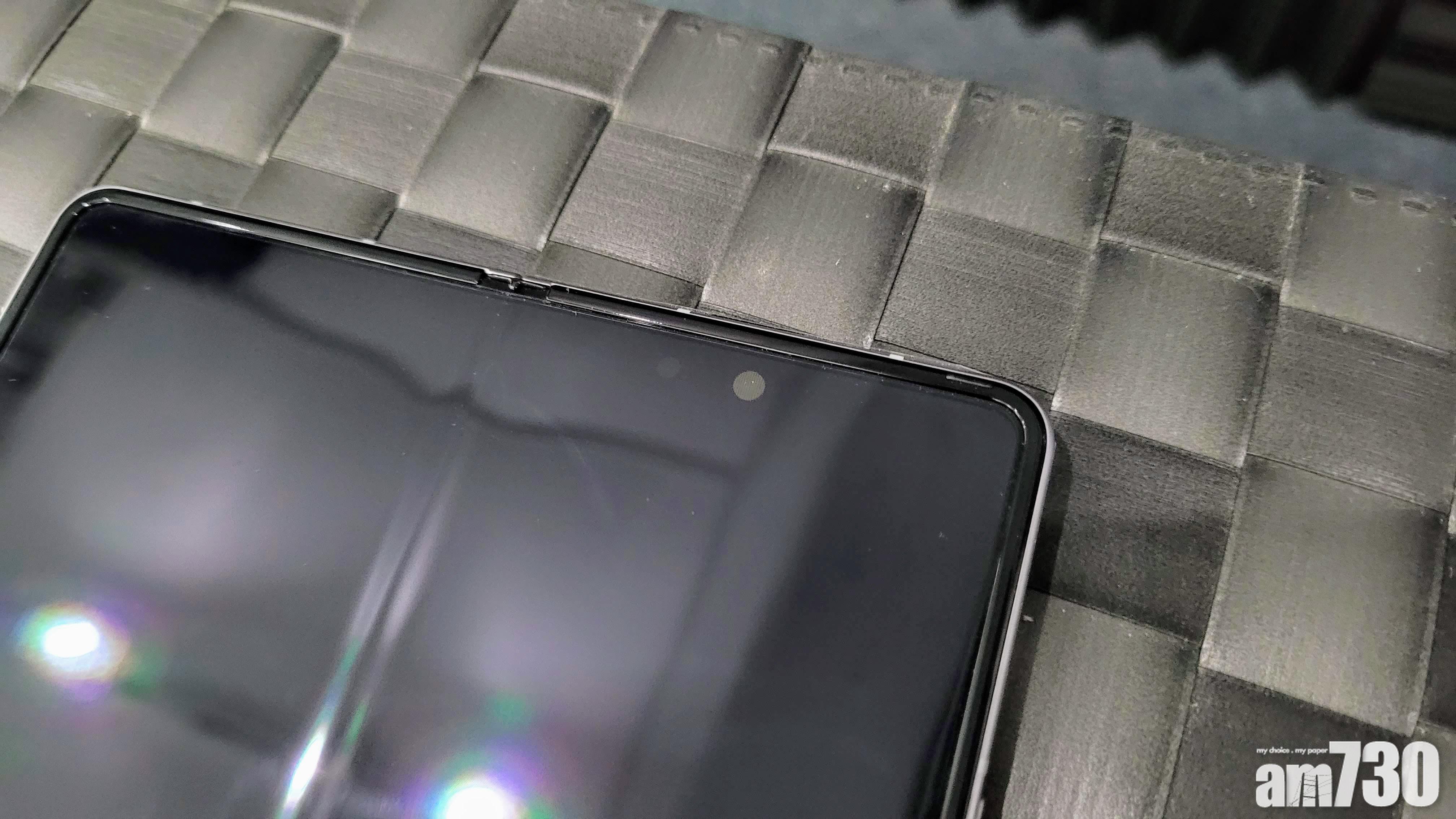Fold3與Flip3隨機已預貼PET保護貼,不要自行撕走,否則將會無法好好保護屏幕。(廖俊斌攝)
