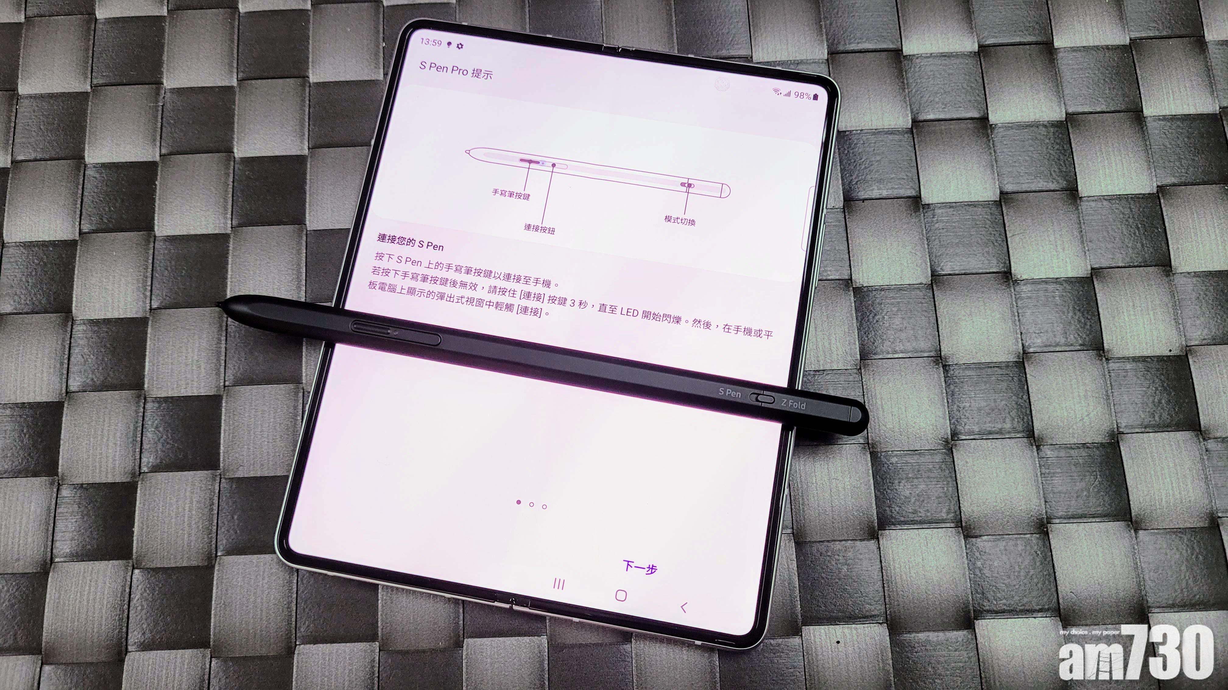 小編評測所用的是手感較似真筆的S Pen Pro。(廖俊斌攝)