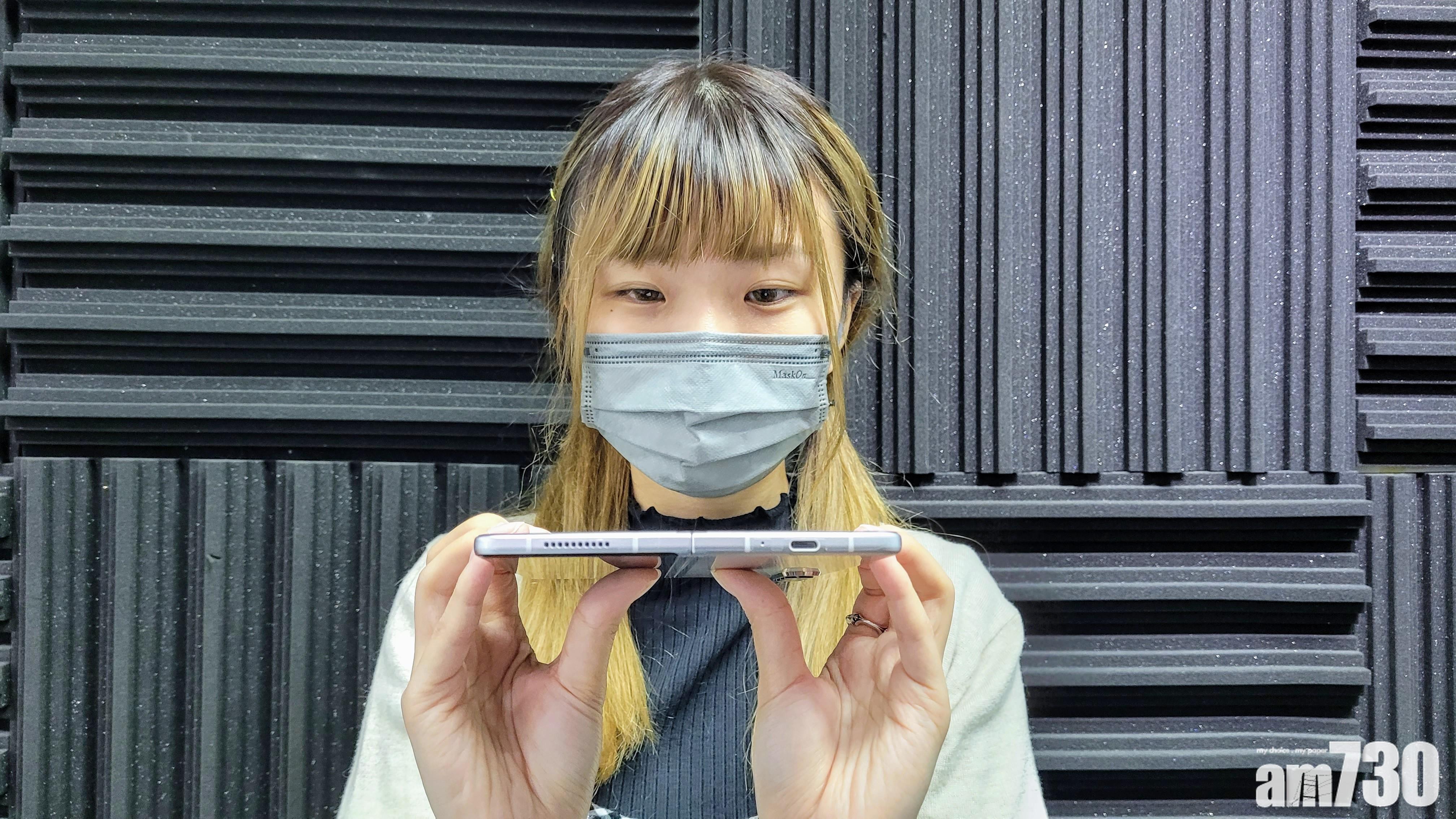 實際用力扳開Fold3摺芒,感到鉸鍵位置相當堅韌實淨。(廖俊斌攝)