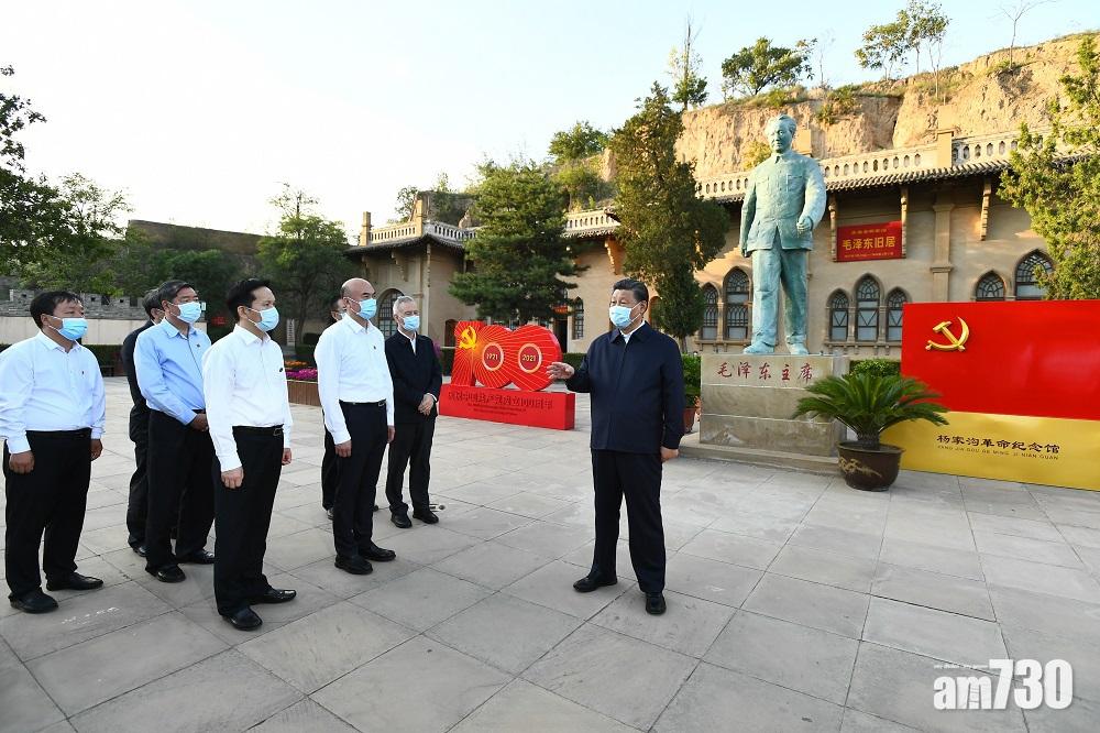 習近平昨去到楊家溝革命舊址上的毛澤東舊居。(新華社)