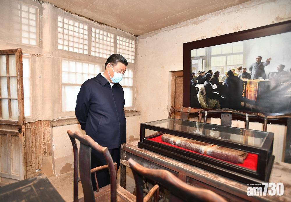 習近平在中共中央十二月會議舊址考察。牆壁上的照片是翻拍自畫家靳尚誼於1977年創作的油畫《黨的十二月會議》。(新華社)