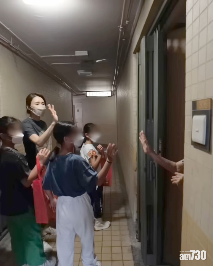 黎姿日前與三名女兒到屋邨派中秋福袋。