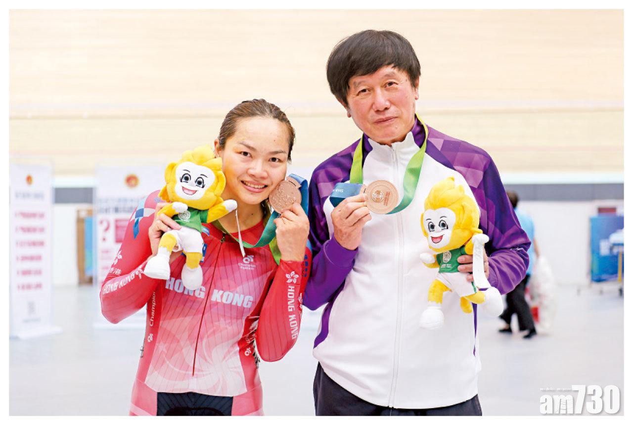 李慧詩(左)與教練沈金康(右)手持獎牌及全運會吉祥物合照。(中國香港單車總會提供)