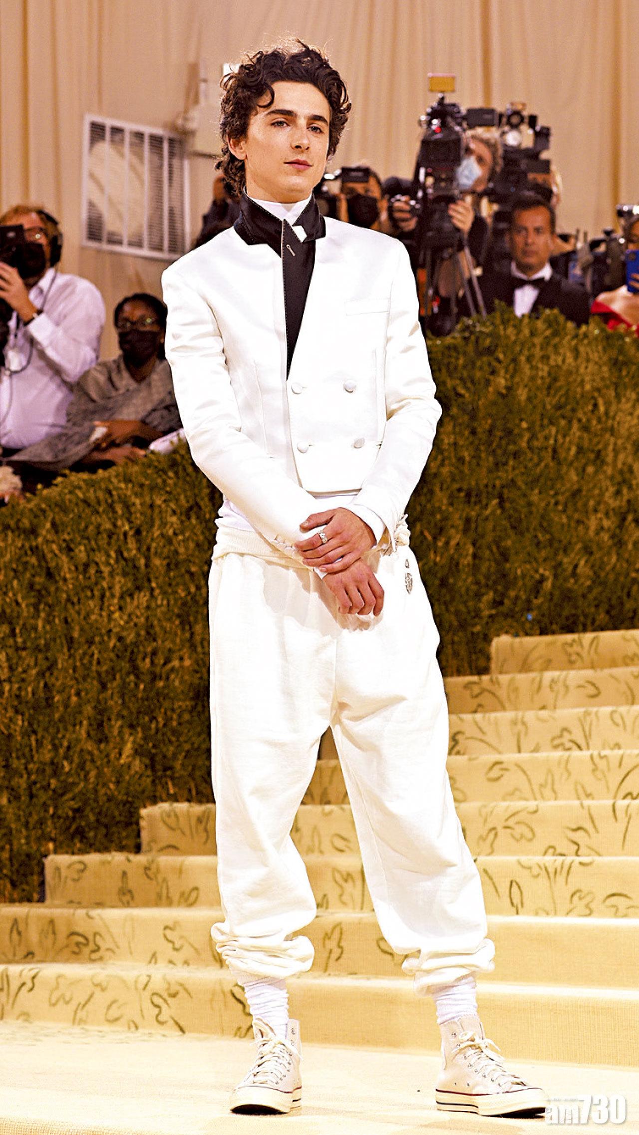 身穿Haider Ackermann西裝的添麥菲。