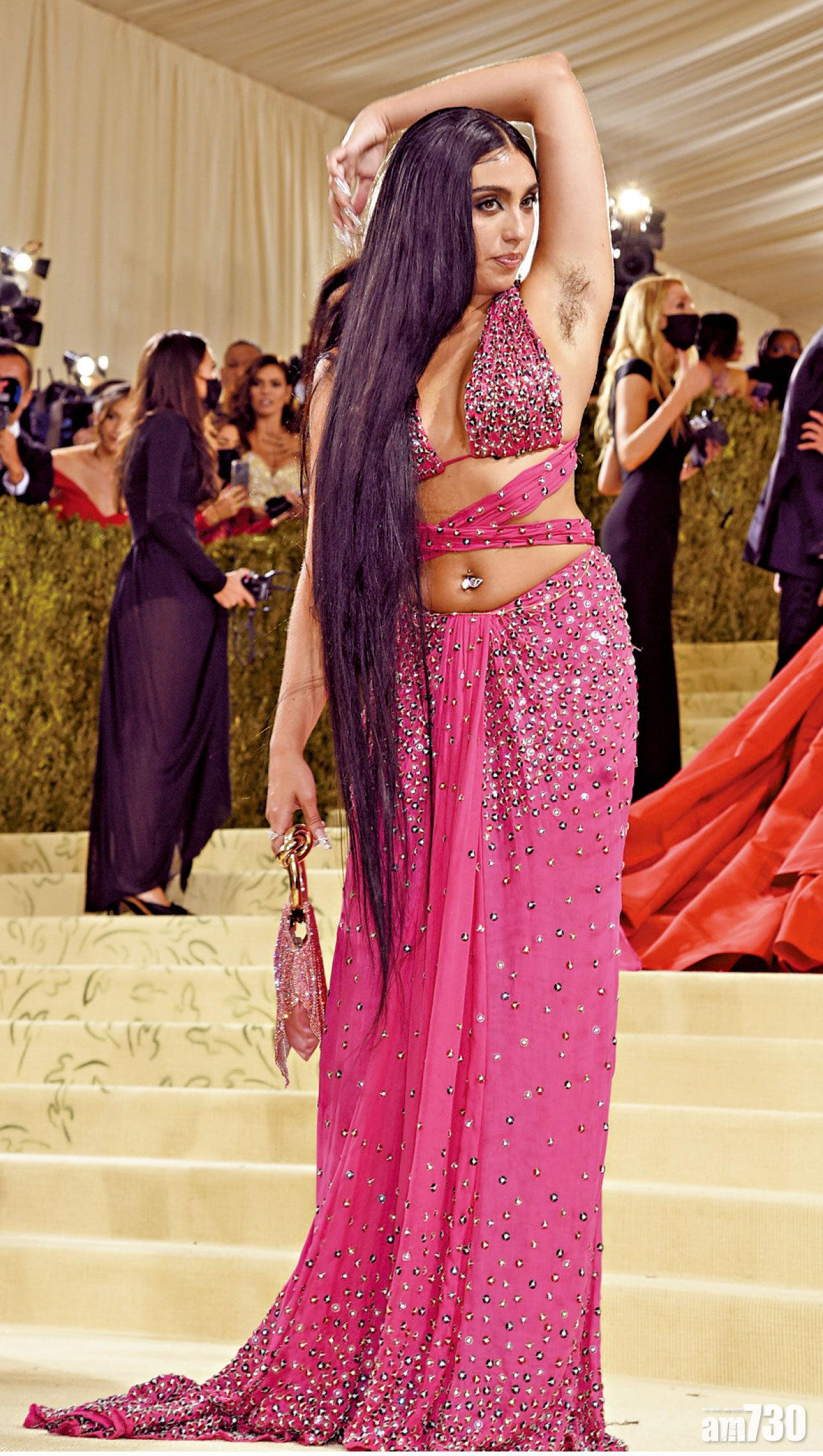 Lourdes Leon著Moschino露腋毛。