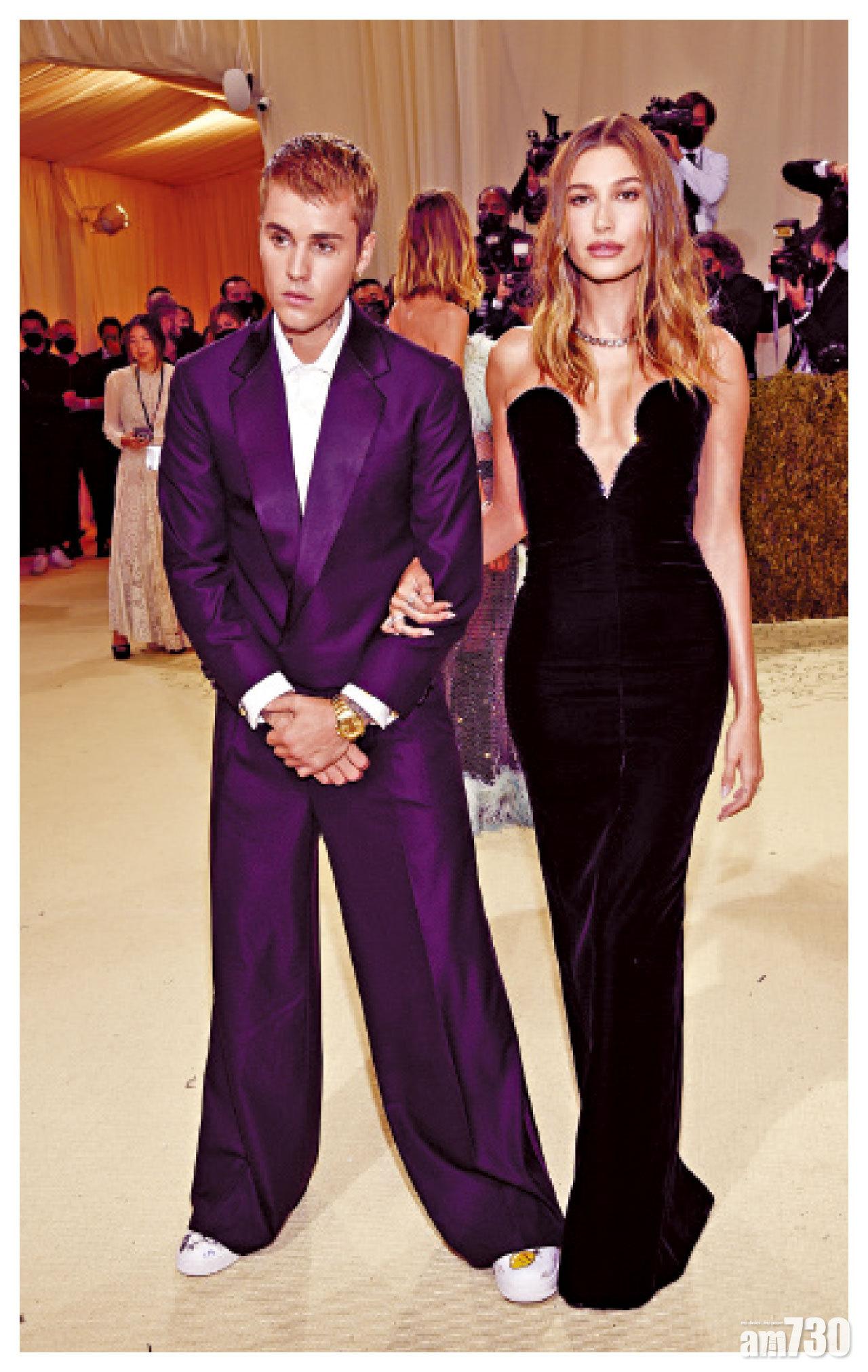 Justin Bieber以Drew House西裝,配搭身穿Saint Laurent禮服的太太Hailey 。