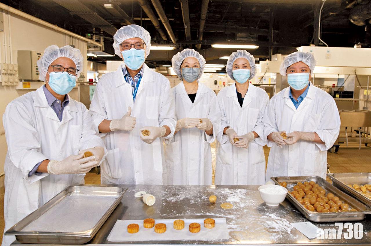 葵涌醫院高層和員工昨開始為院友製作月餅。(院方提供)
