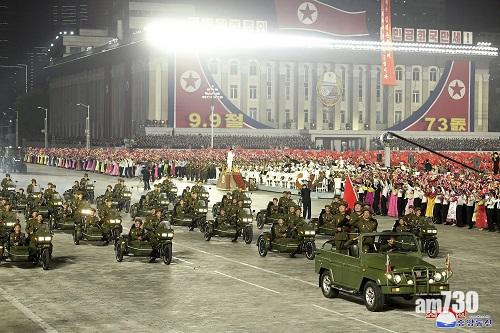 北韓上周四的閱兵儀式在晚間舉行,官媒指英女王在儀式舉行兩天前發賀電。(美聯社)
