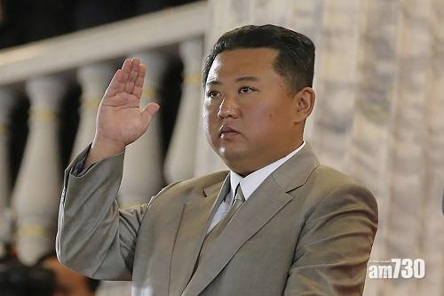 金正恩上周四出席慶祝建國73周年的閱兵儀式。(美聯社)