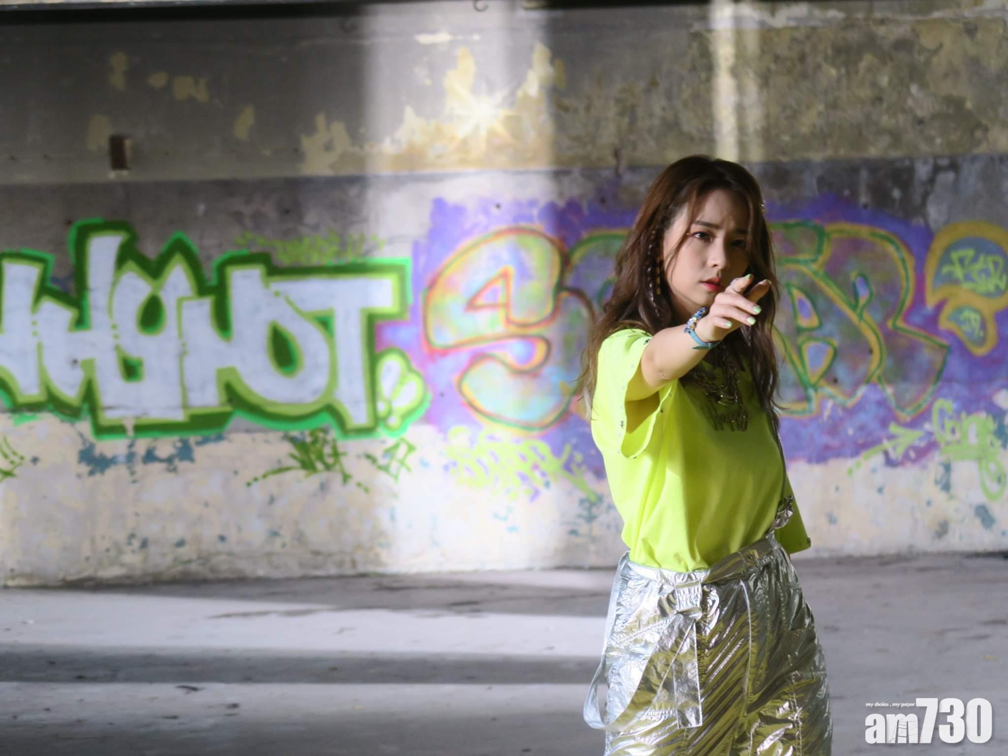 在酷熱天氣下拍MV很辛苦。