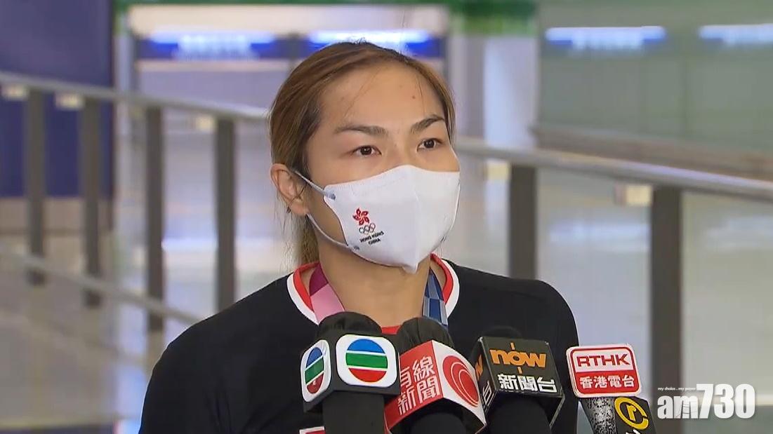 李慧詩返港,感謝港人多年陪伴奮鬥。(網上片段截圖)