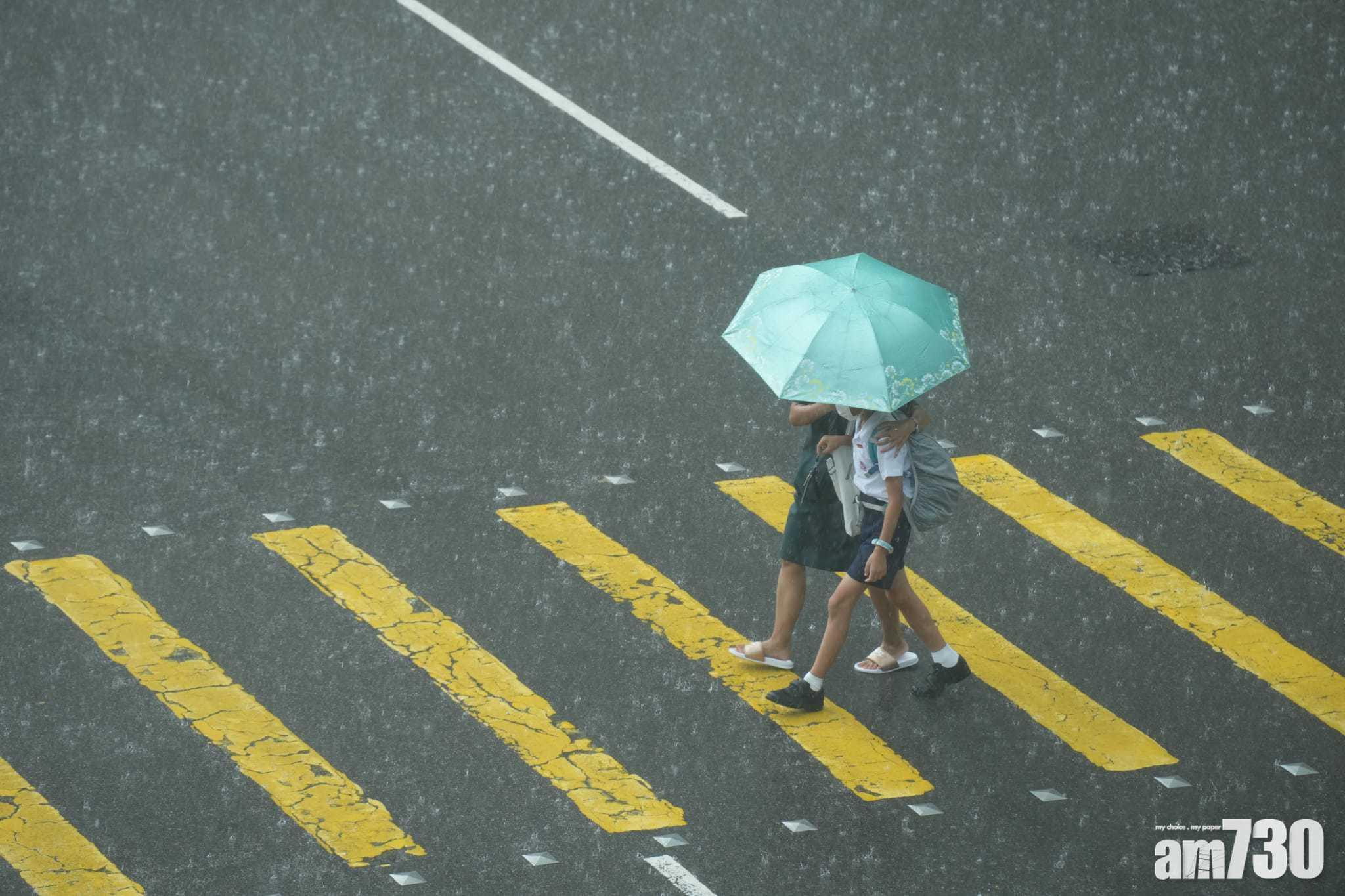 天文台在下午1時06分發出局部地區大雨提示,指西貢區的將軍澳的雨勢特別大。(陳奕釗攝)
