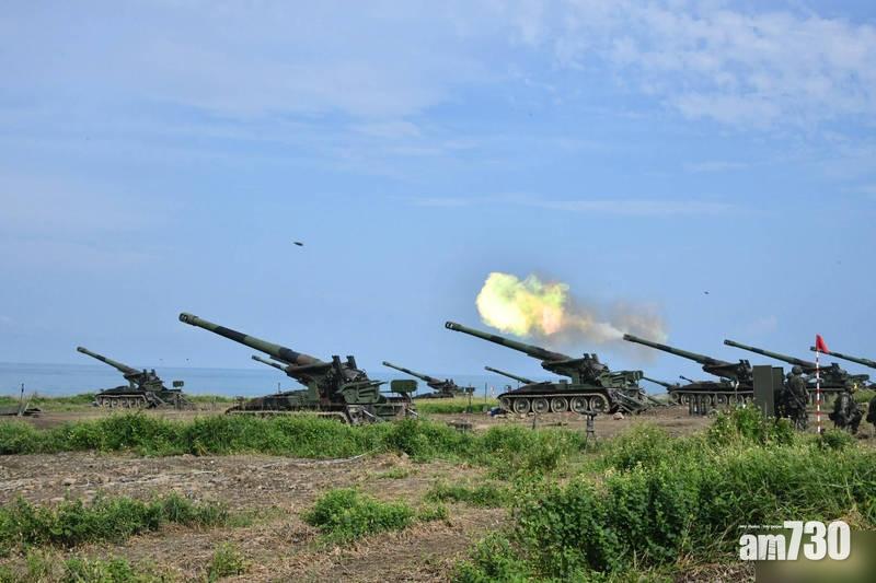 屏東演習場地上的M110A2自走砲開火。(互聯網)