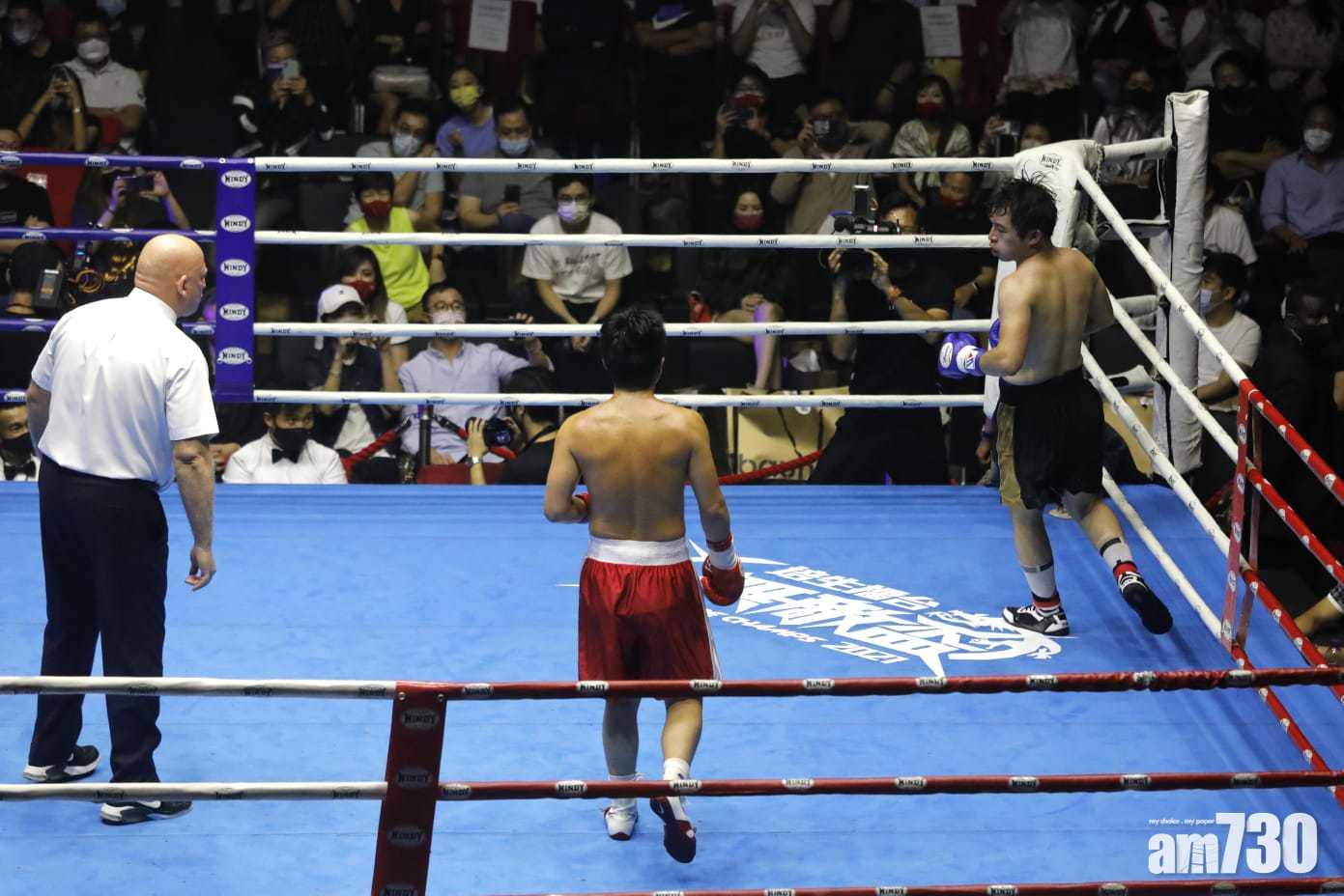 林作不時繞住擂台跑,拖延時間。