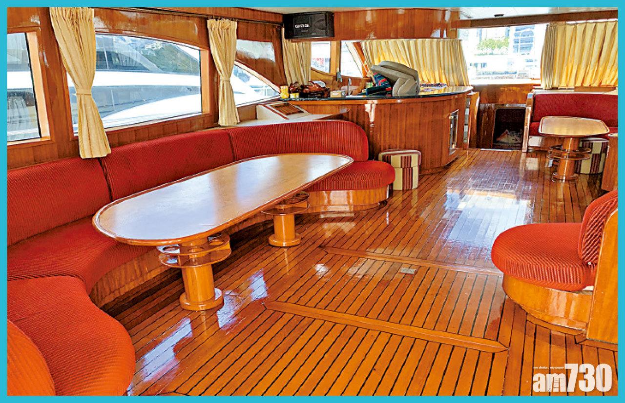 據記者現場所見,遊艇內櫳頗為新淨。