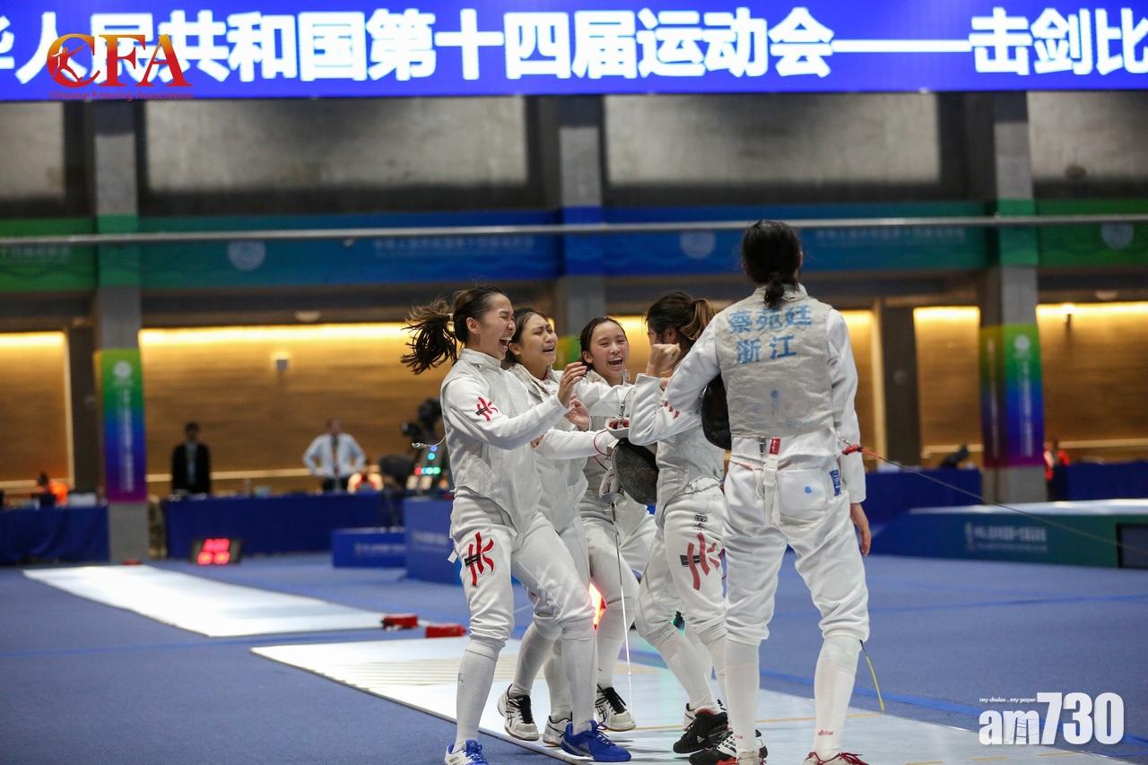 香港女隊在半準決賽擊敗浙江後一起慶祝。(中國擊劍協會圖片)