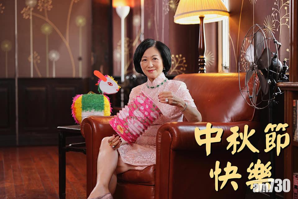 葉劉淑儀上載多張身穿旗袍的照片。(葉劉淑儀FB)