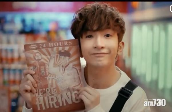 MV中,Anson Lo 以不同造型亮相。