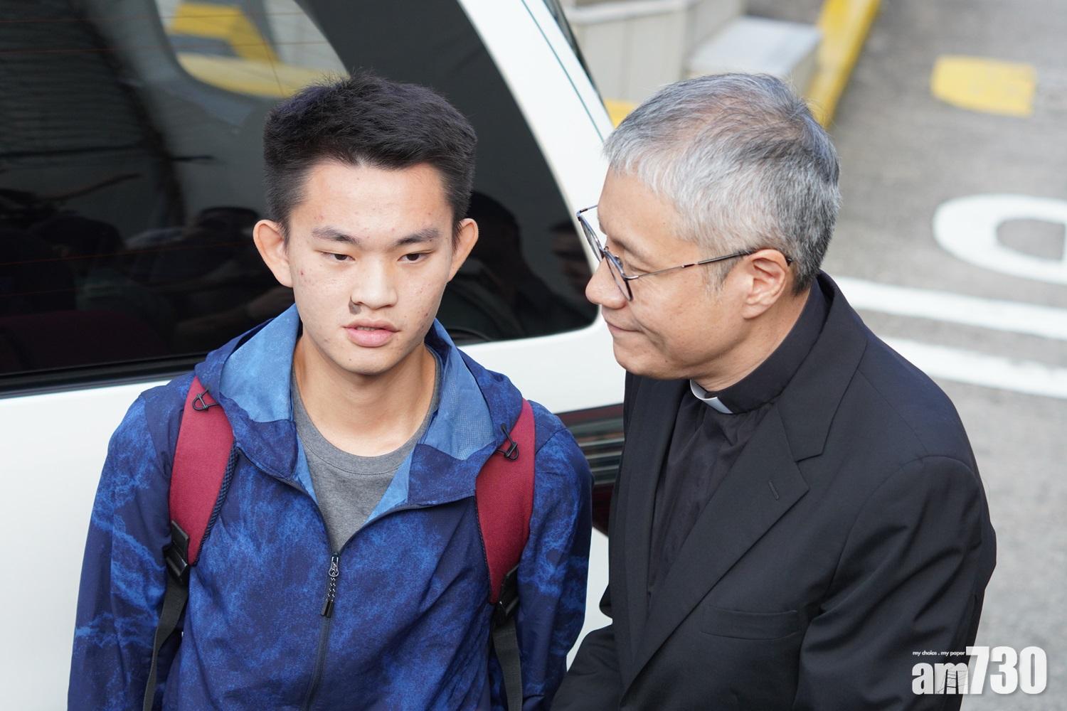 陳同佳(左)出獄兩年仍未赴台。(資料圖片)