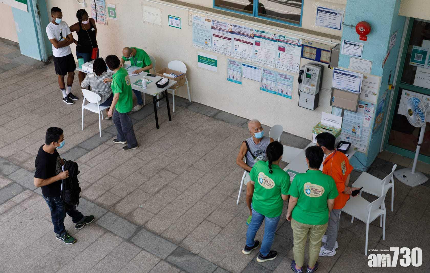 在彩虹道羽毛球中心疫苗接種中心,未見有領取「即日籌」的人龍。(蘇文傑攝)