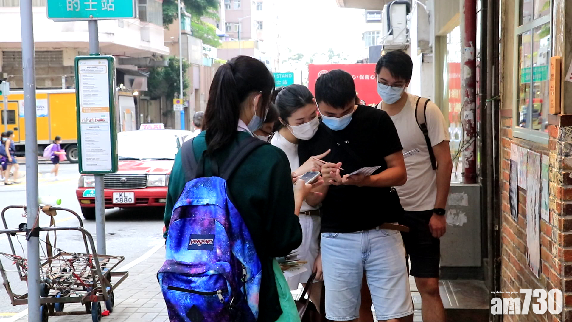 口味正宗,加上裝修為當年市場少有的台灣懷舊路線,不消半個月,已有很多客人找上門。