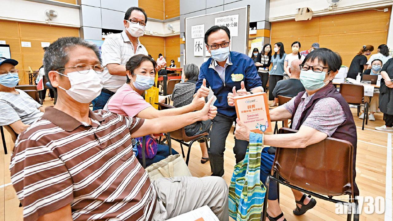 聶德權(右二)昨到石籬社區會堂視察,中心昨有逾260人打針。