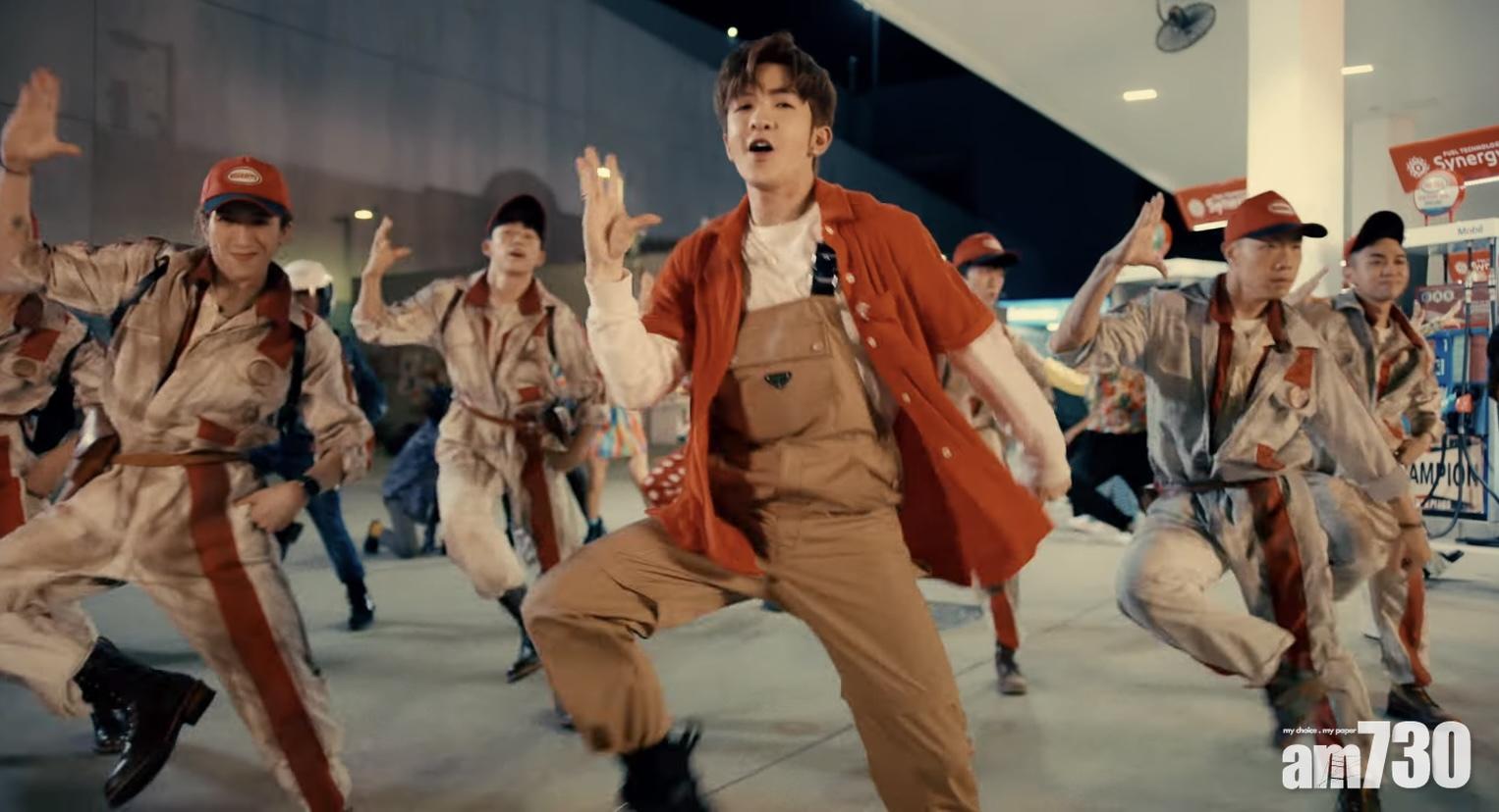 Anson Lo 大展舞技,整個MV熱鬧開心。(截圖)