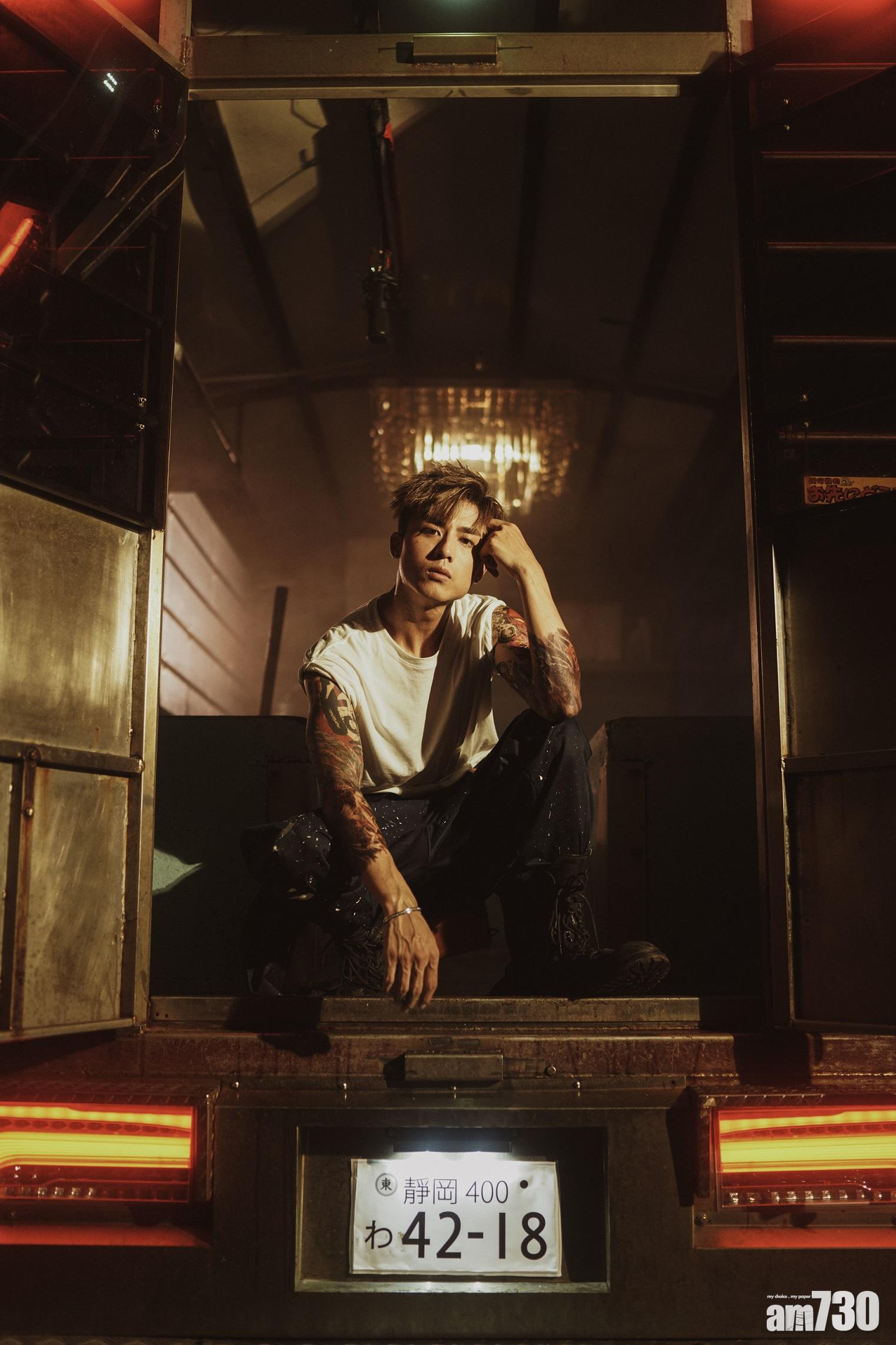 Anson Kong解釋在MV演工人,為免與Lokman角色混淆,暫時收起結實肌肉。