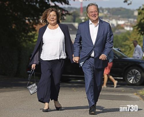 領導執政黨基民盟的拉舍特與妻子今日到票站投票。(美聯社)