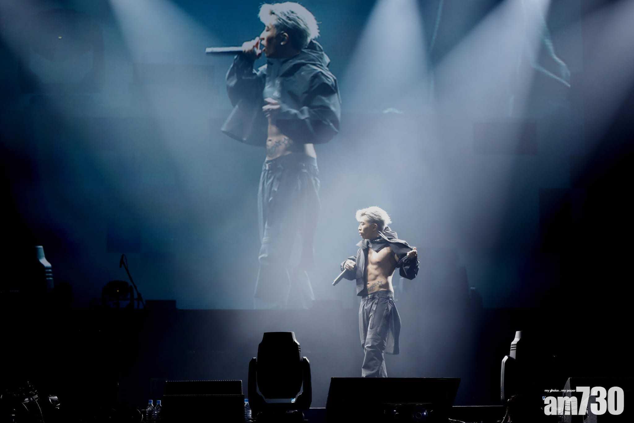 Tyson Yoshi在獨唱環節脫去上衣。(林俊源攝)